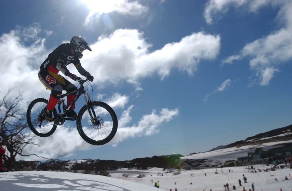 Cycliste en VTT sur une pente enneigée