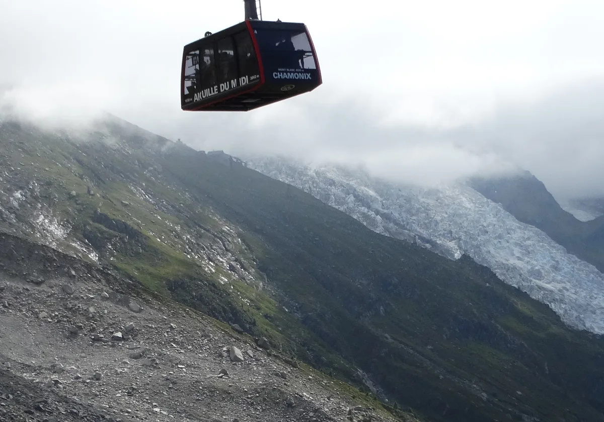 Cabine du téléphérique de l’Aiguille du Midi devant la montagne