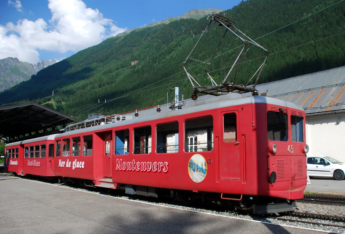 Train rouge du Montenvers vu de profil sur sa voie à crémaillère