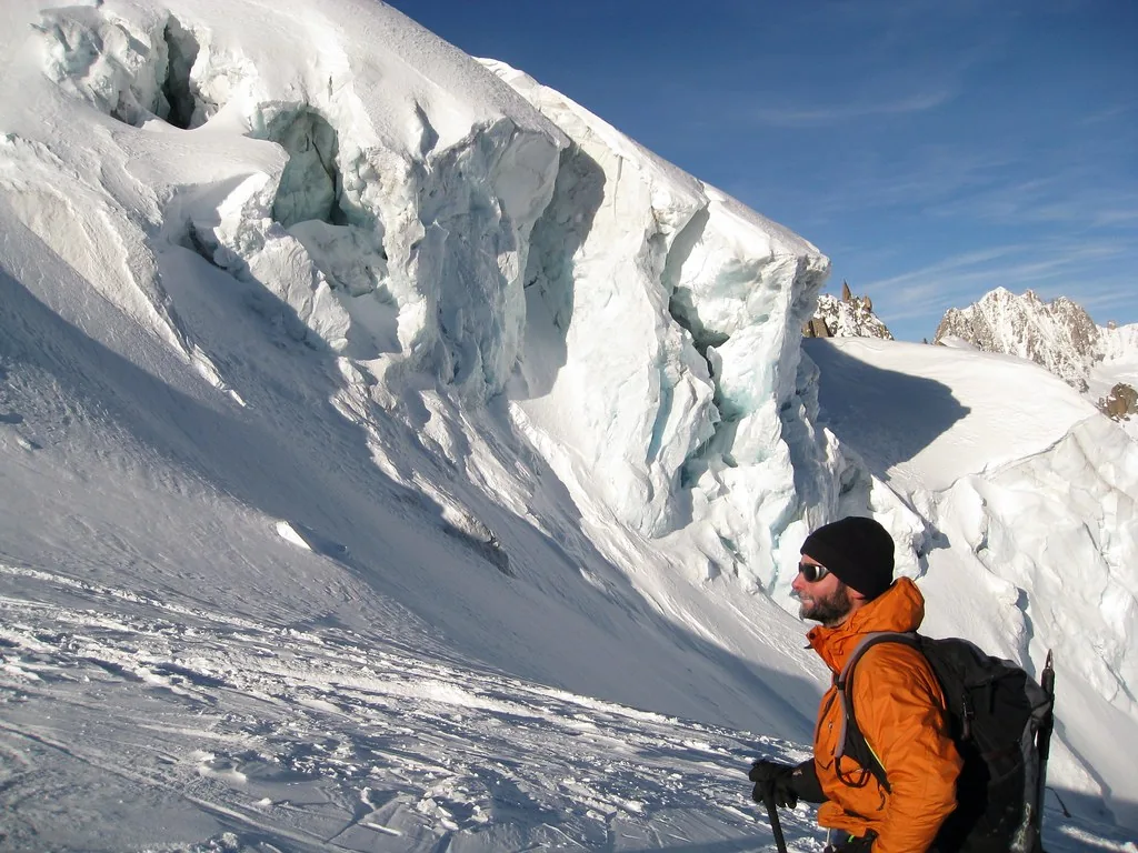 Skieur avec ses bâtons devant les séracs de la Vallée Blanche