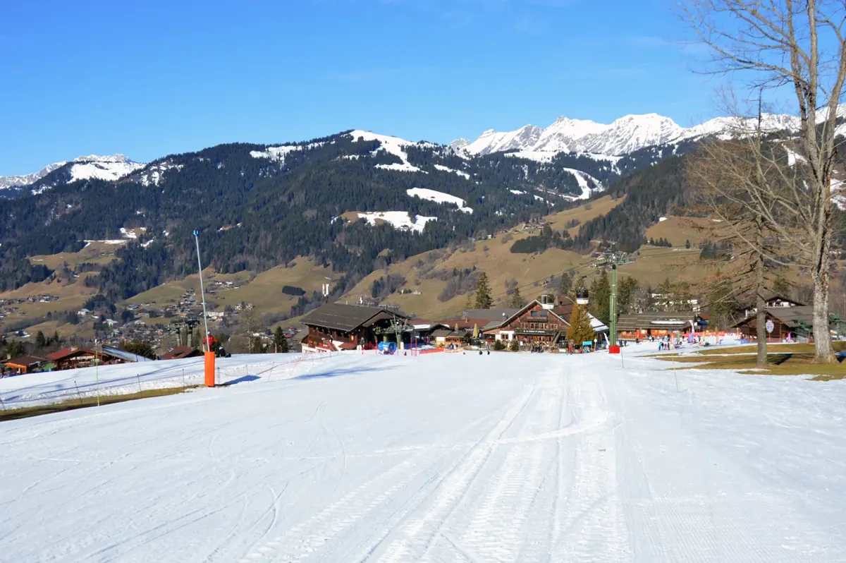 Piste enneigée et chalets au pied du Mont d’Arbois, à Megève.