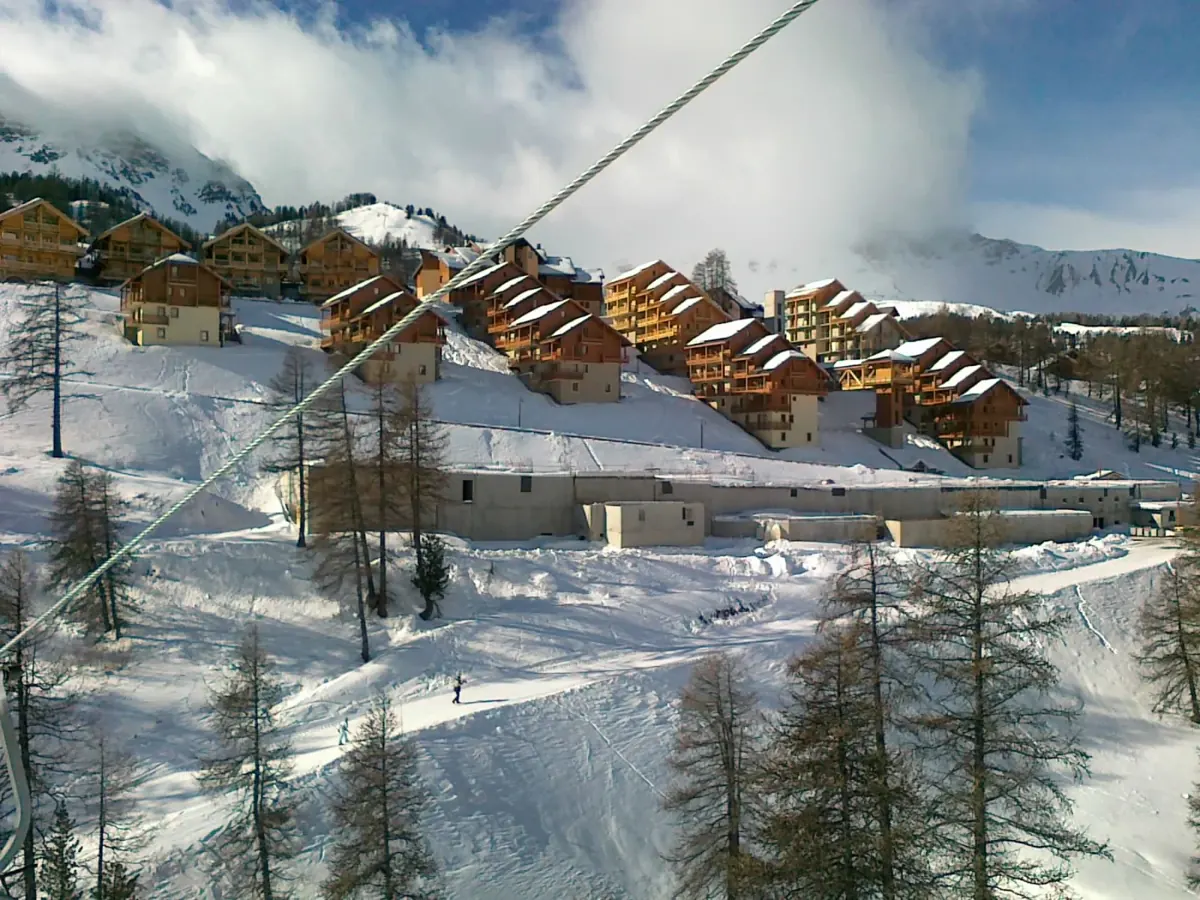 Chalets et résidences de Vars sur un versant enneigé.