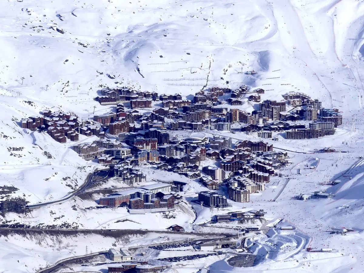Bâtiments de Val Thorens entourés de pistes et de versants enneigés.