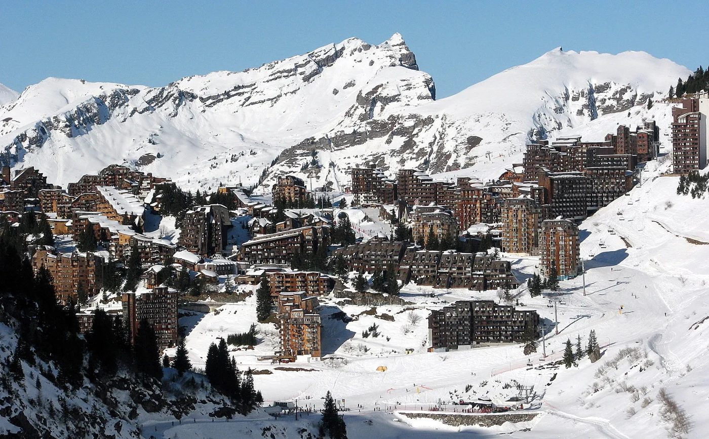 Immeubles d’Avoriaz au milieu des versants enneigés.