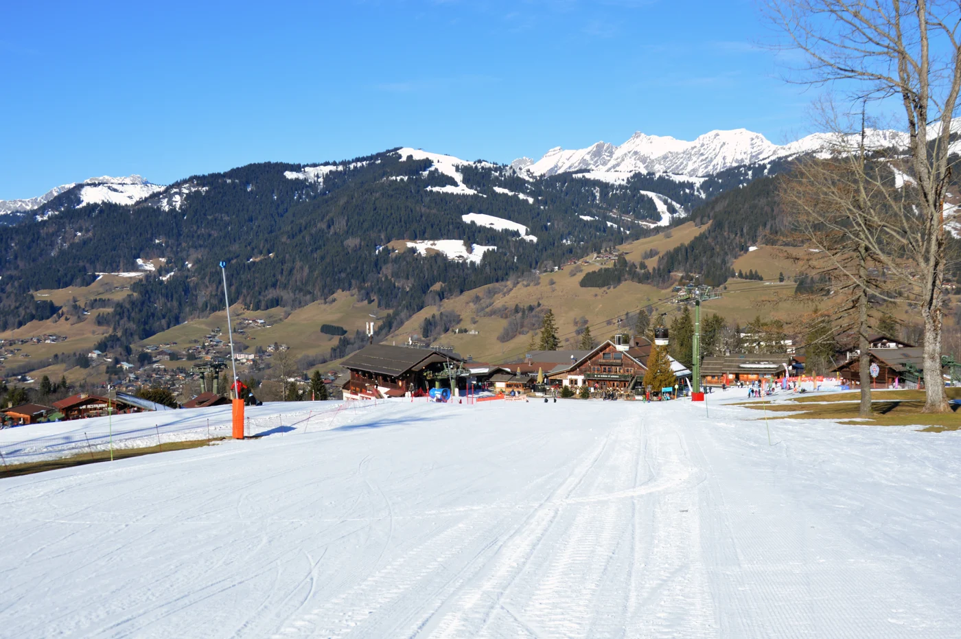 Piste enneigée et chalets au pied du Mont d’Arbois, à Megève.