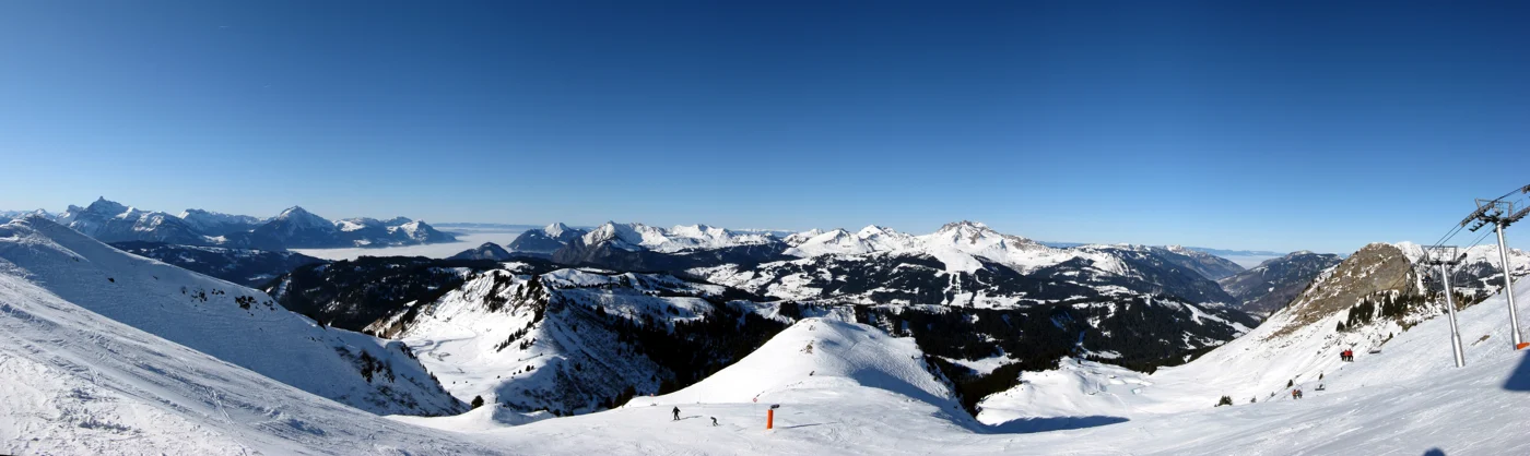 Panorama de versants enneigés sur les hauteurs de Samoëns.