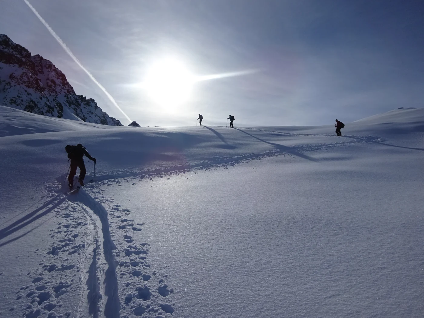 Des randonneurs montent à ski sur une pente enneigée à Chamonix.
