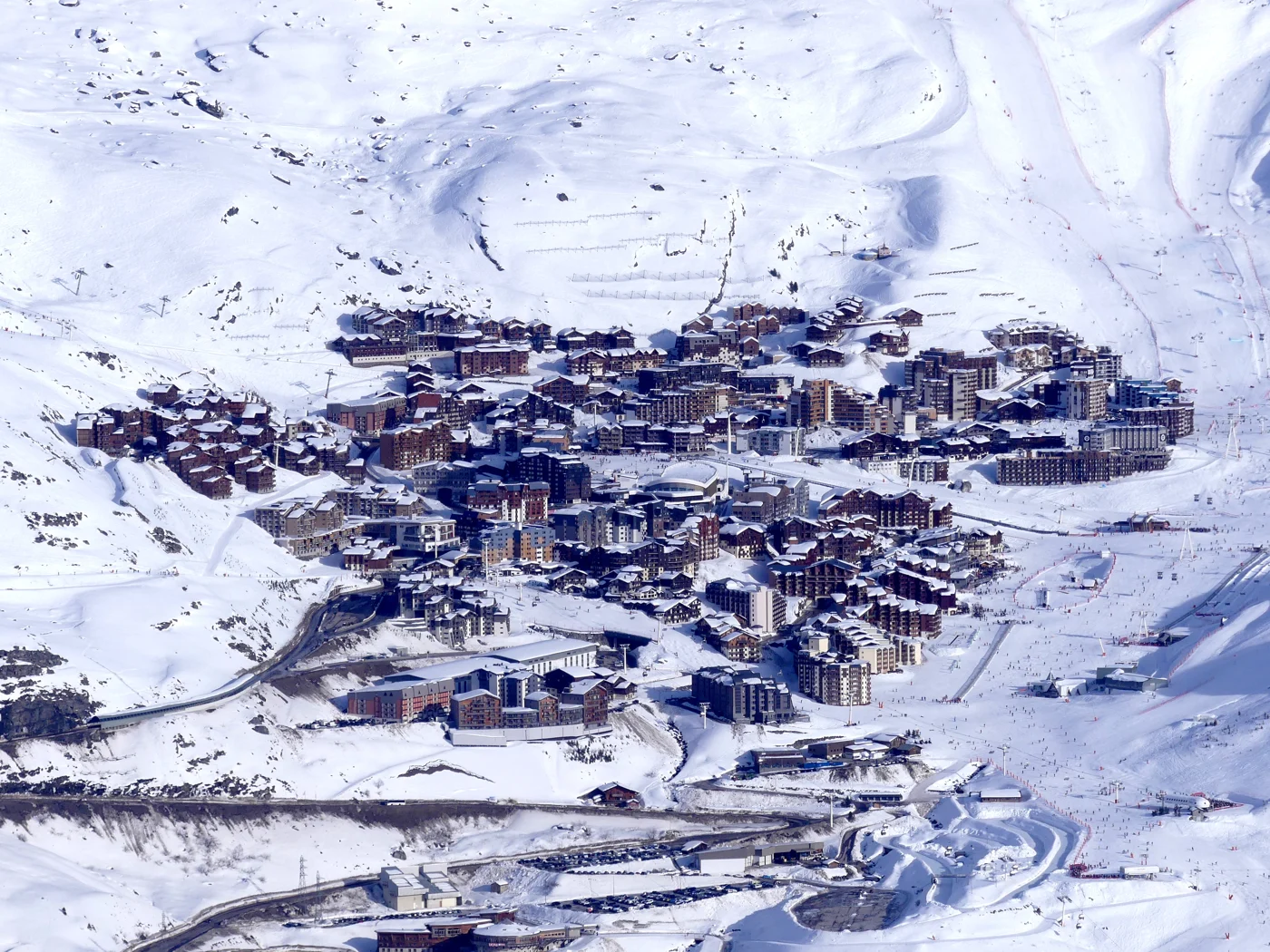Bâtiments de Val Thorens entourés de pistes et de versants enneigés.