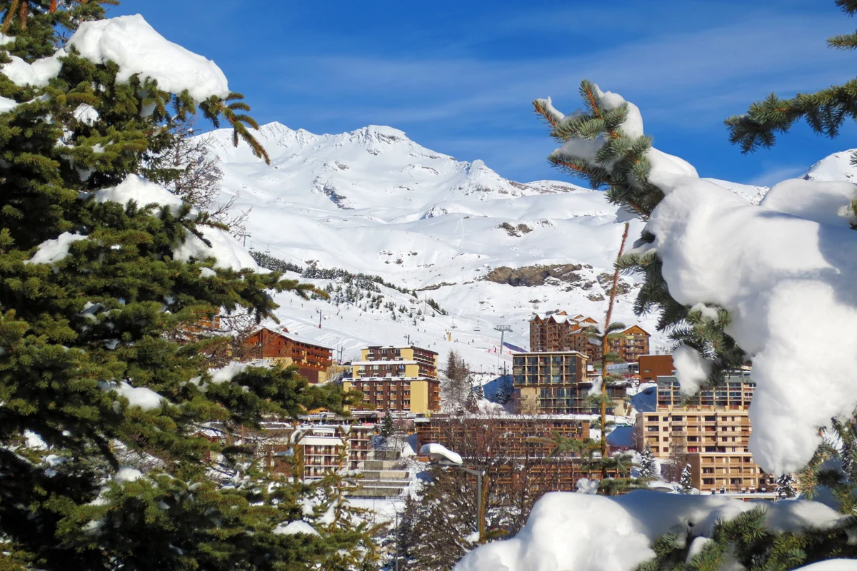 Orcières Merlette en hiver, bâtiments de la station au pied des montagnes enneigées.