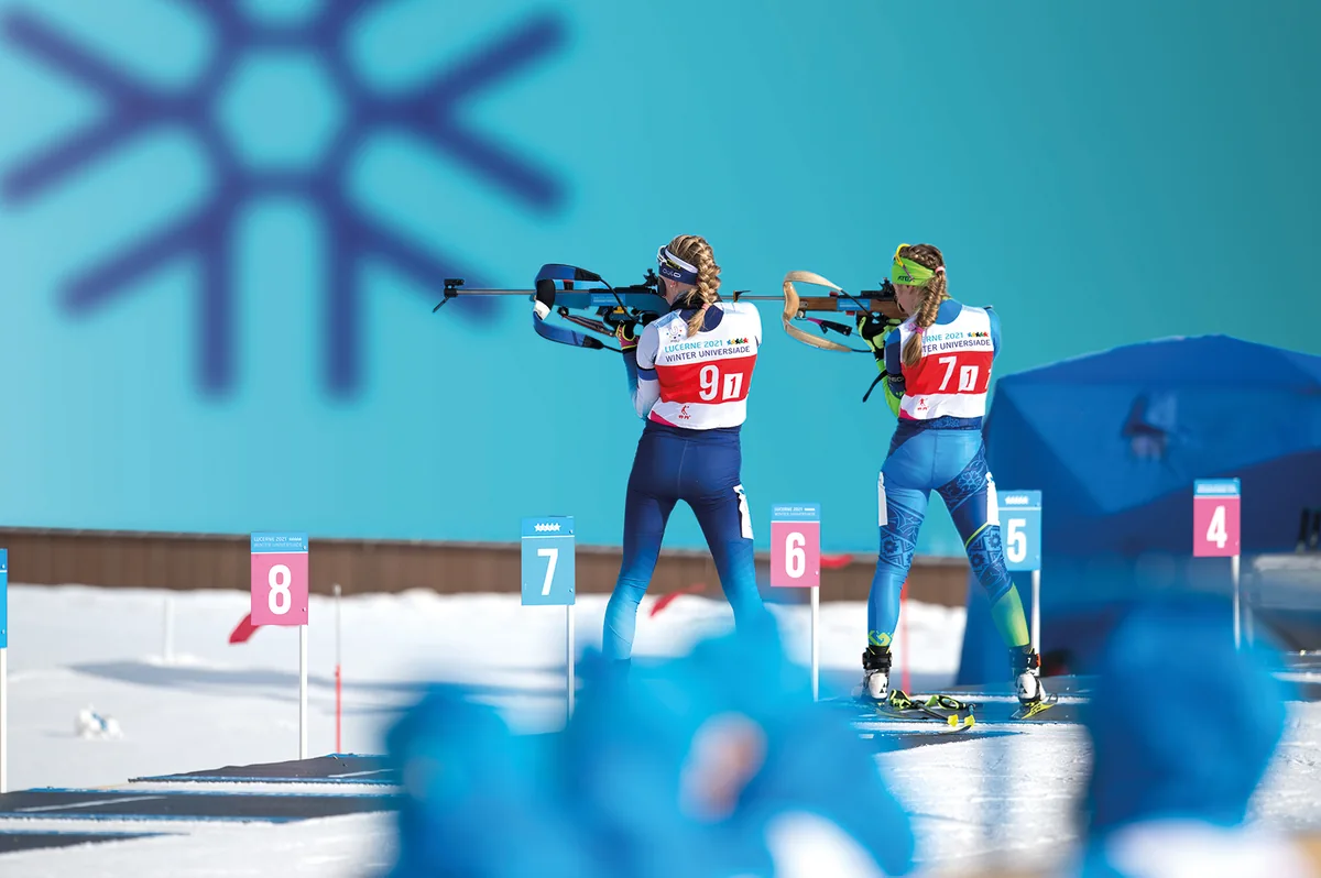 Deux biathlètes sur leurs skis au pas de tir