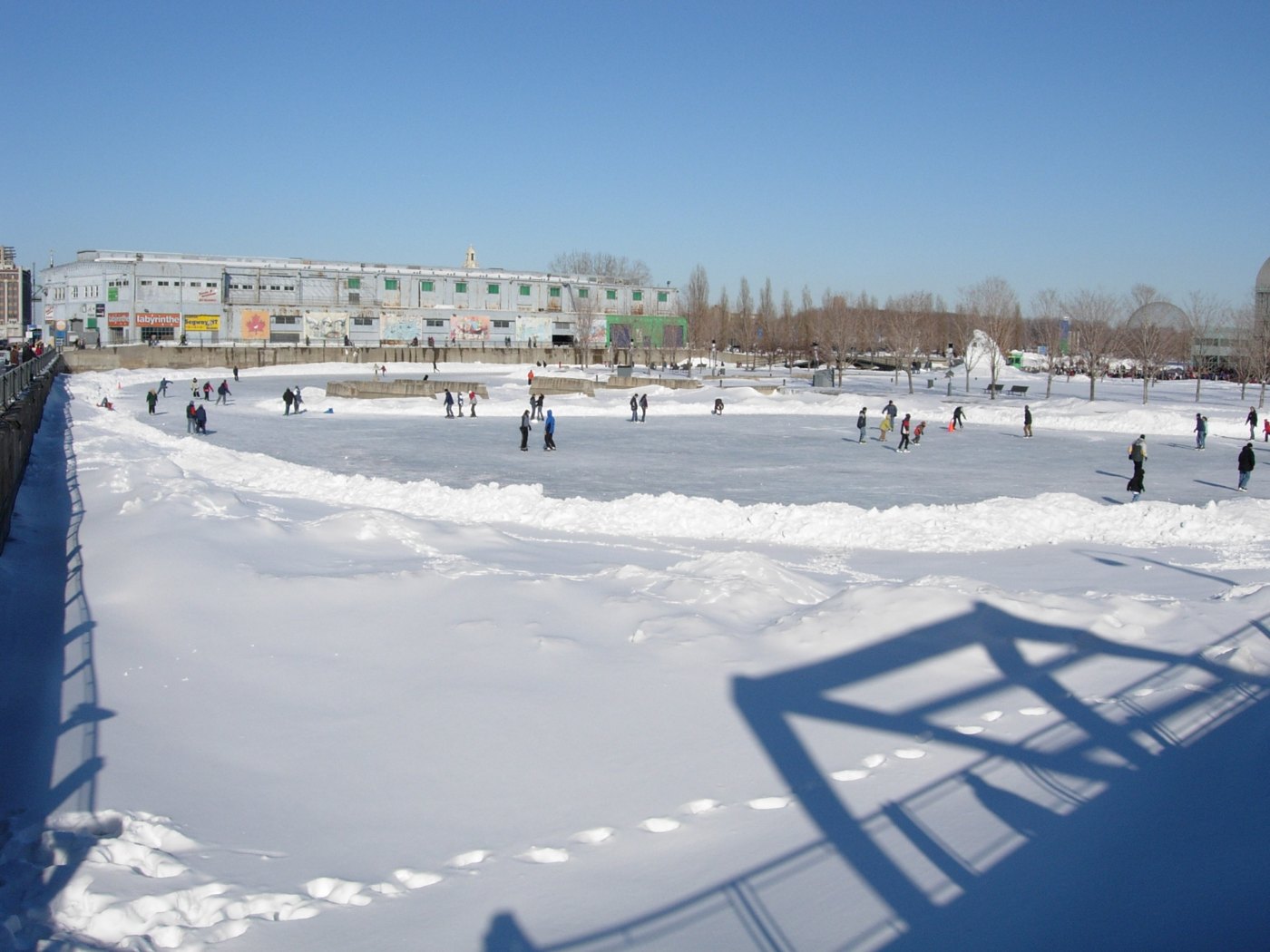 Patinoire couverte avec surface de glace