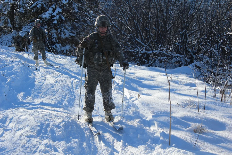 Skieurs engagés dans une épreuve de biathlon sur neige, en Alaska.