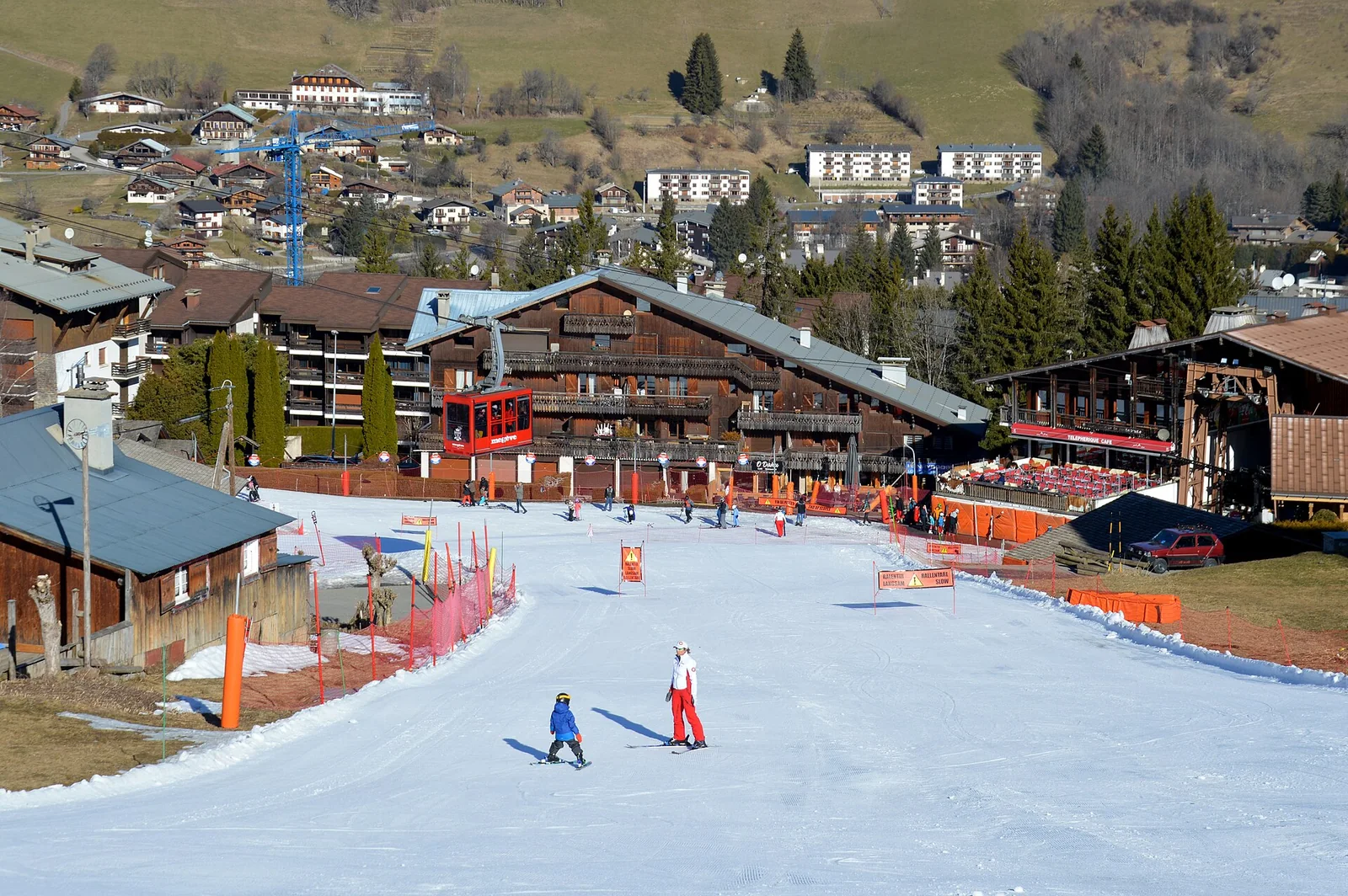 Front de neige de Rochebrune à Megève, couvert de neige.