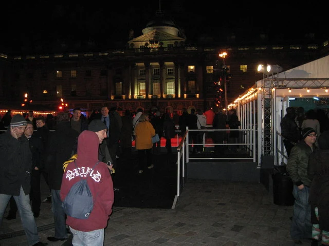 Patinoire extérieure installée à Somerset House, à Londres.