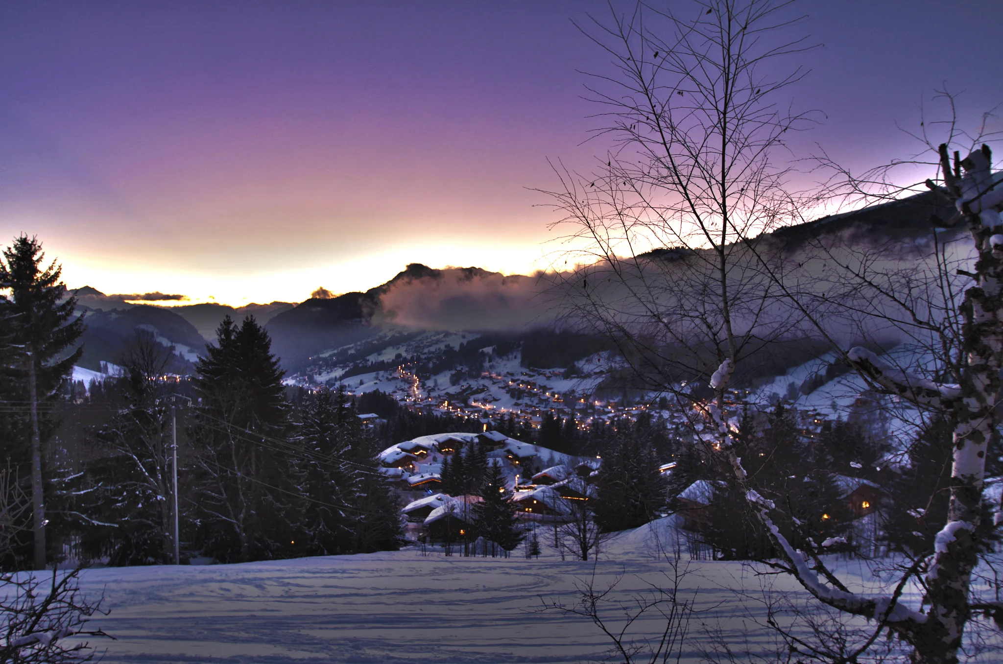 Vue hivernale des Gets, village enneigé dans les Alpes françaises.