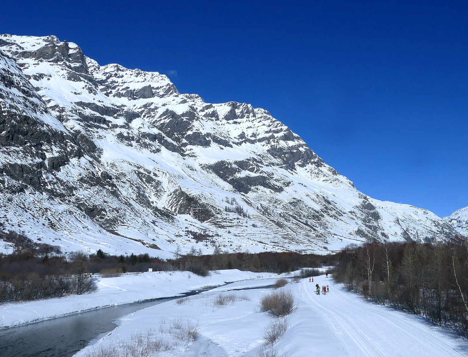 Piste enneigée de ski de fond près de Bessans, en Haute-Maurienne.