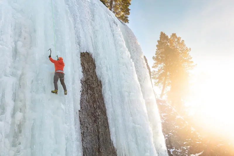 Paroi de glace parcourue par un grimpeur à Hyalite Canyon, dans le Montana.