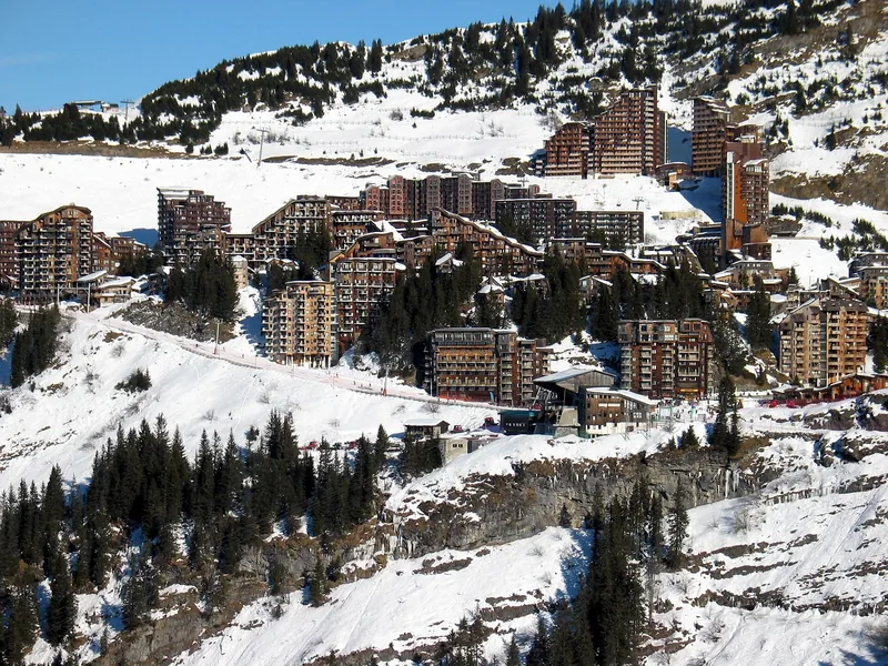 Station d’Avoriaz enneigée, vue sur les immeubles et les pistes.
