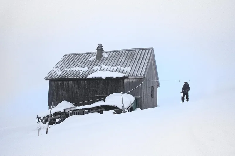 Petite cabane enneigée dans le Dévoluy, dans les Alpes françaises.