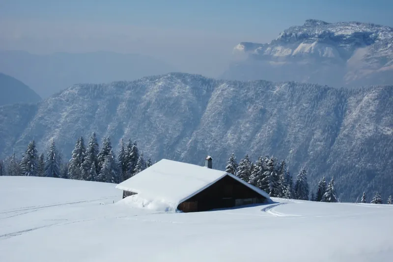 Chalet couvert de neige à La Clusaz, dans les Alpes françaises.