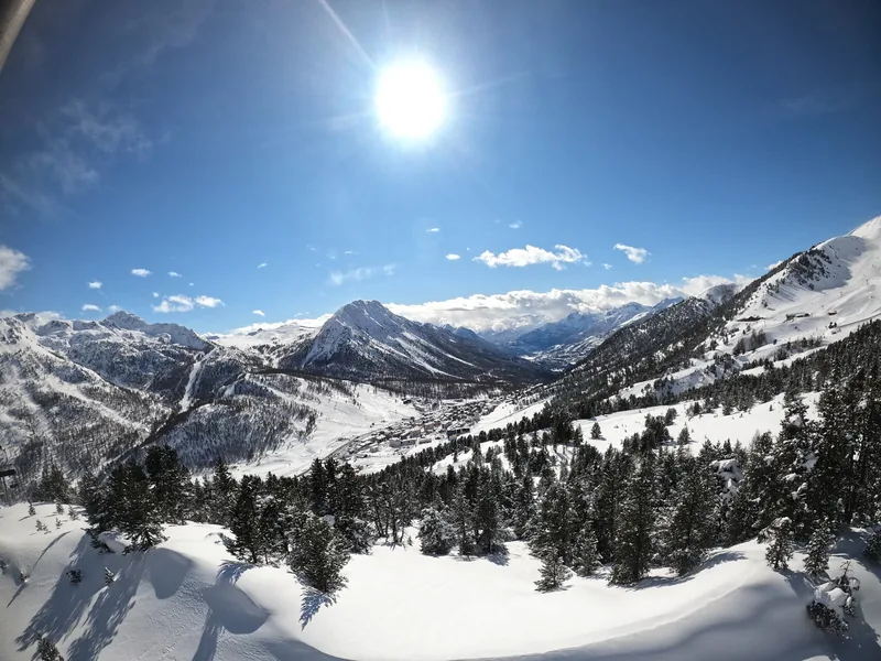 Domaine skiable enneigé de Montgenèvre vu depuis le Télémix de Serre-Thibaud.