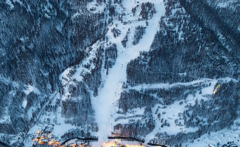 Chantemerle, à Serre Chevalier, sous la neige à l’heure bleue.