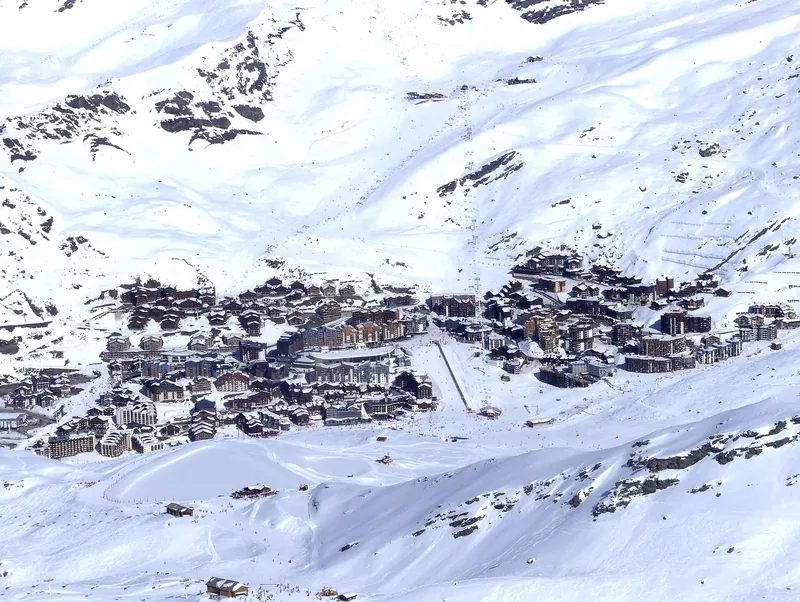 Station de Val Thorens et son village enneigés en hiver.
